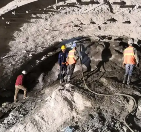 白碱滩拱顶带模注浆料的施工流程及注意事项